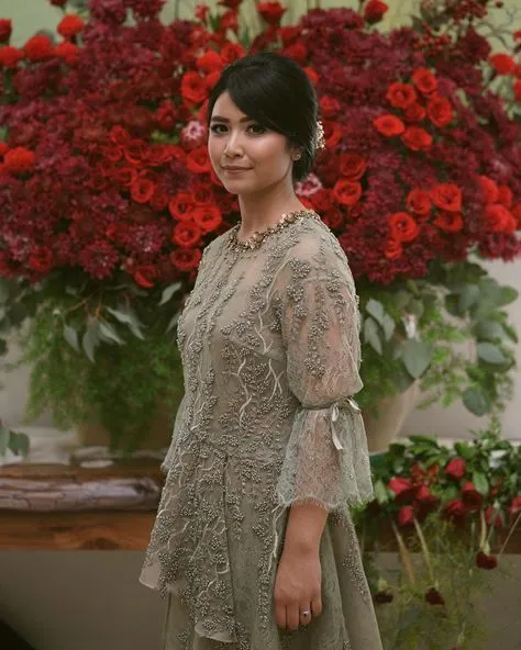 Nggak Terpikirkan Sebelumnya, Ini 9 Modifikasi Bagian Lengan Kebaya yang Unik tapi Elegan 18