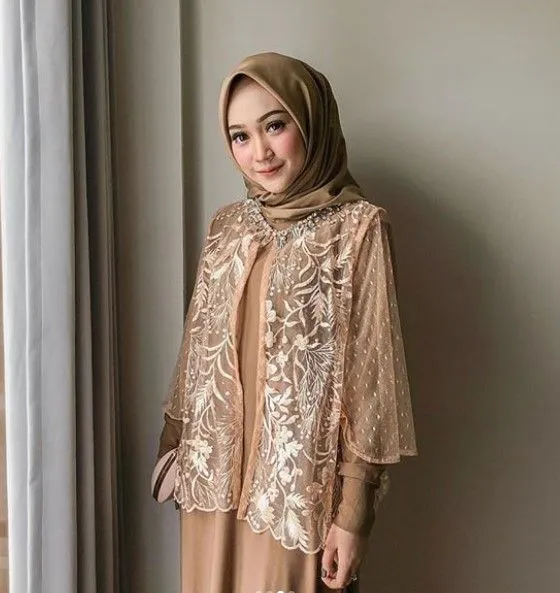 Nggak Terpikirkan Sebelumnya, Ini 9 Modifikasi Bagian Lengan Kebaya yang Unik tapi Elegan 12