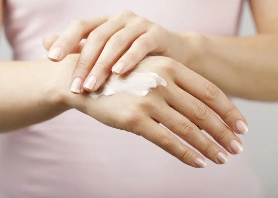 6 Cara Pakai Body Lotion yang Bikin Manfaatnya Jadi Percuma. Kulitmu Tetap Kusam-kusam Aja 11