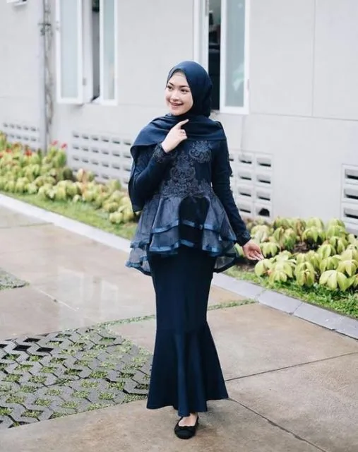 Dari 2019 Hingga Penghujung 2020, Ini 9 Desain Kebaya Biru Tua Paling Unik tapi Manis! 10