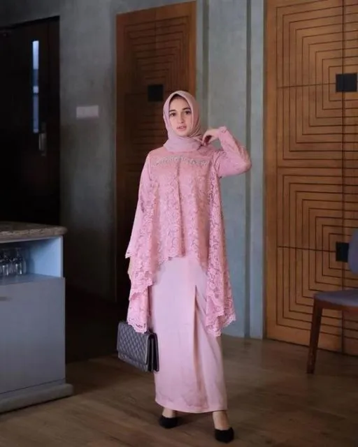 Khusus Buat Pecinta Gaya Feminin, Ini Pesona Kebaya Merah Muda yang Desainnya Elegan! 9