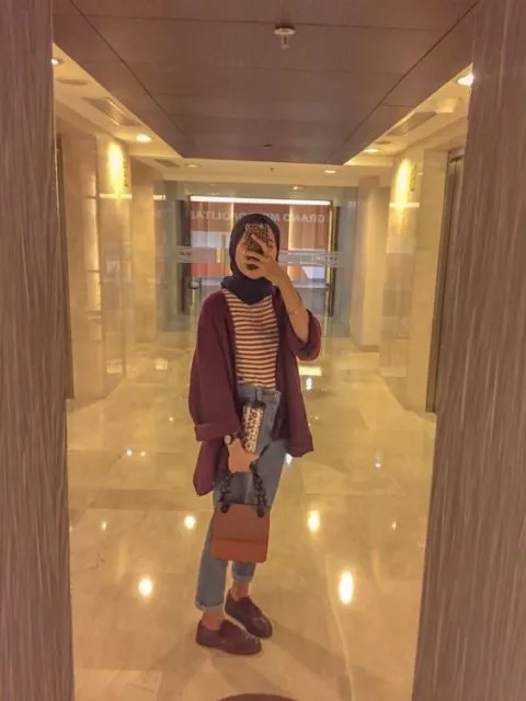 Paling Diminati Cewek Kekinian, Simak 8 Padu Padan Celana Jeans yang Nyentrik Berikut Ini! 10