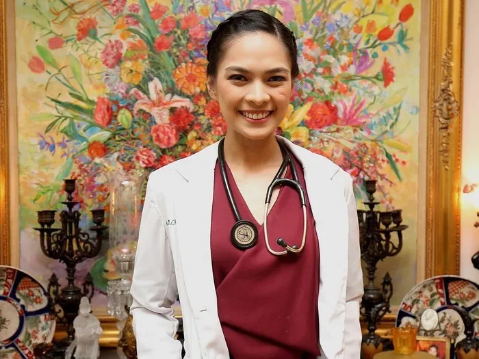 10 Artis yang Ternyata juga Berprofesi sebagai Dokter. Udah Tahu? 16