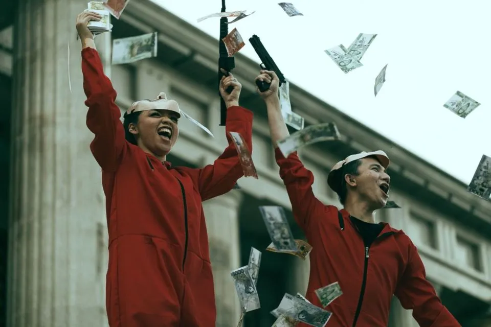14 Potret Pre-wedding Unik dengan Tema Serial 'Money Heist'. Keren Total, Mirip Adegan Aslinya! 28