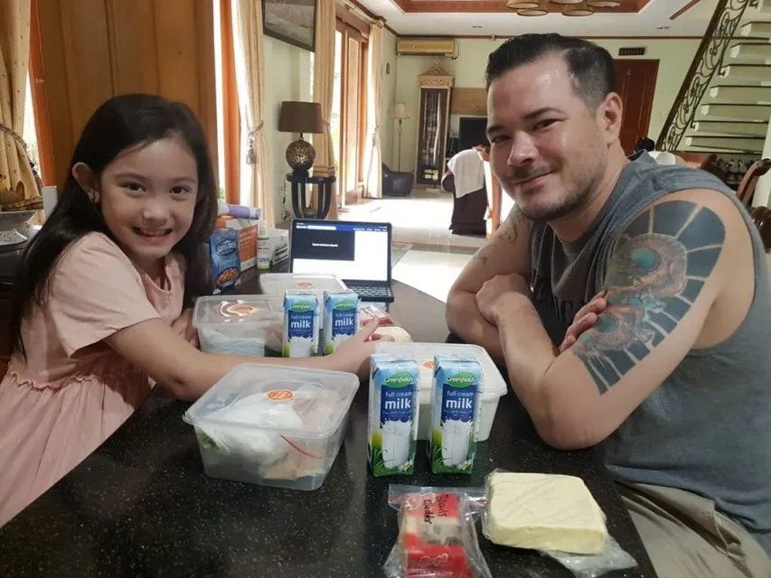Meskipun Bukan Koki, 9 Artis Cowok ini Ternyata Jago Masak, lo! 16