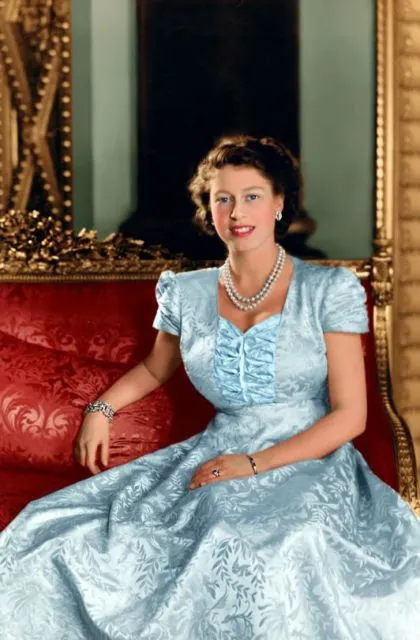 8 Bukti Kalau Ratu Elizabeth II Sudah Modis Sejak Dulu. Masih Cantik, Meski Sudah Bercucu! 16