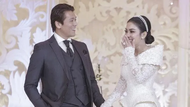 5 Brand Setelan Jas yang Jadi Langganan Selebritas Pria Saat Menikah. Elegan dan Mewah! 8