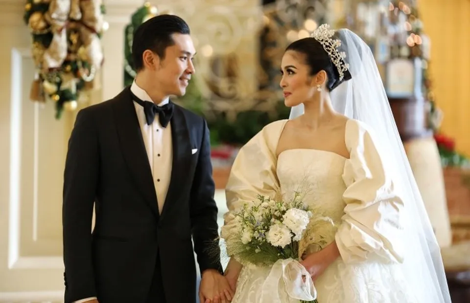 5 Brand Setelan Jas yang Jadi Langganan Selebritas Pria Saat Menikah. Elegan dan Mewah! 9