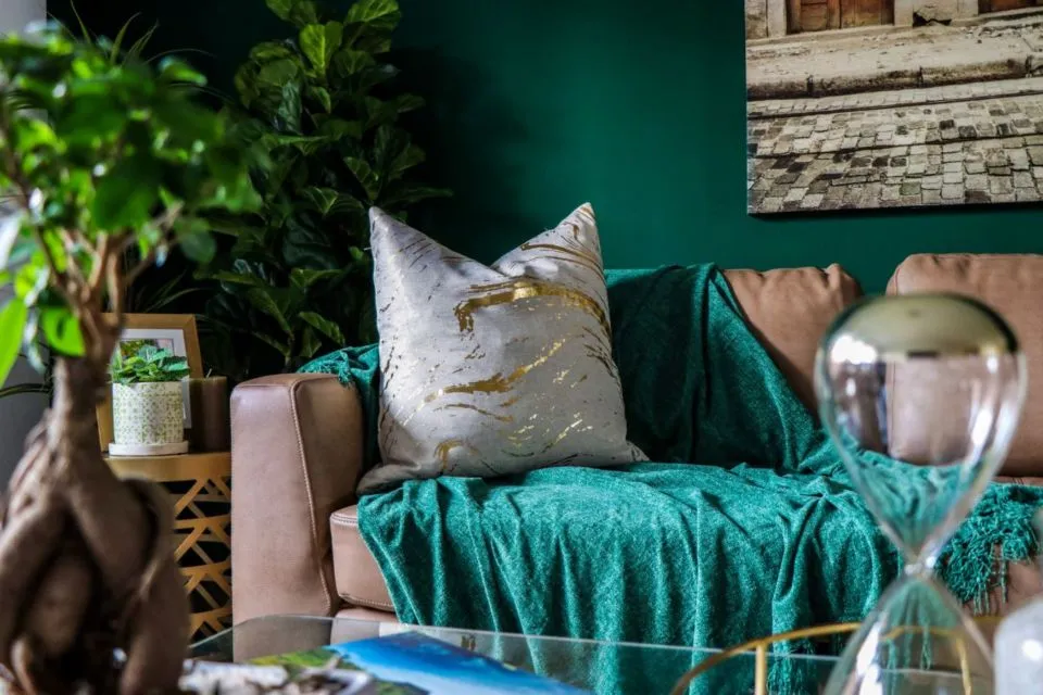 7 Inspirasi Nuansa Serba Hijau untuk Interior Ruang Tamu. Nggak Norak dan Terkesan Teduh 8