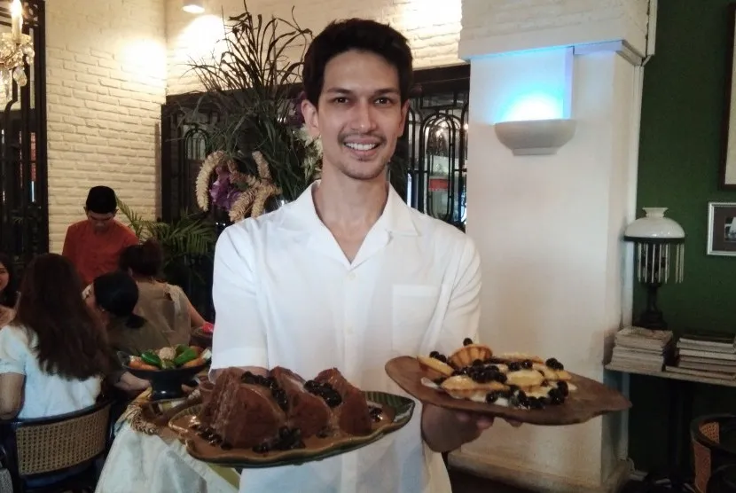 Meskipun Bukan Koki, 9 Artis Cowok ini Ternyata Jago Masak, lo! 17