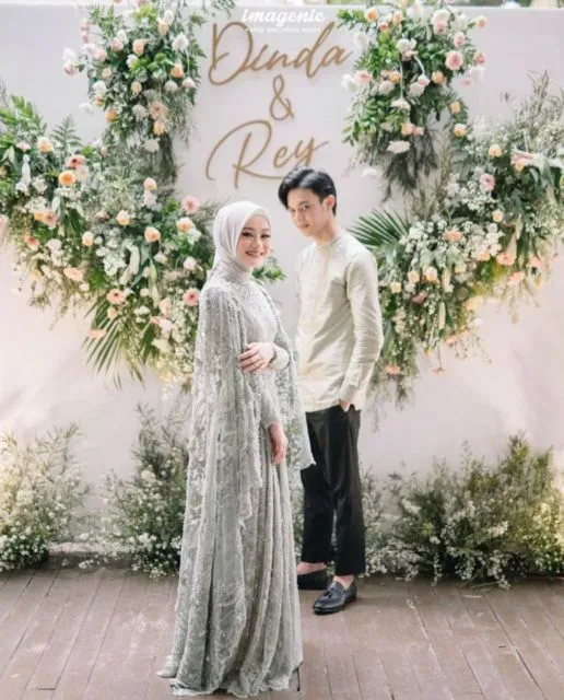 8 Ide Busana Serasi Berwarna Lembut dengan Pasangan. Spesial untuk Momen Lamaran! 12