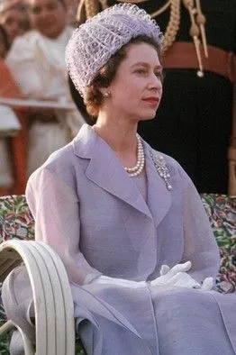 8 Bukti Kalau Ratu Elizabeth II Sudah Modis Sejak Dulu. Masih Cantik, Meski Sudah Bercucu! 12