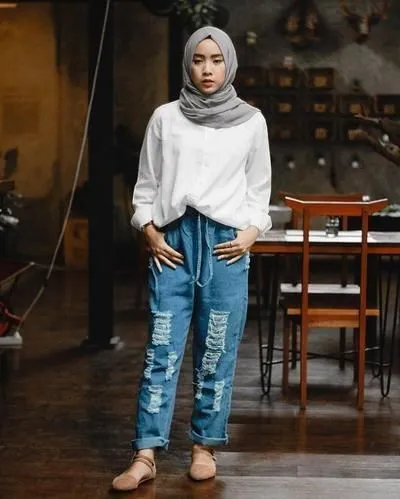 Paling Diminati Cewek Kekinian, Simak 8 Padu Padan Celana Jeans yang Nyentrik Berikut Ini! 16