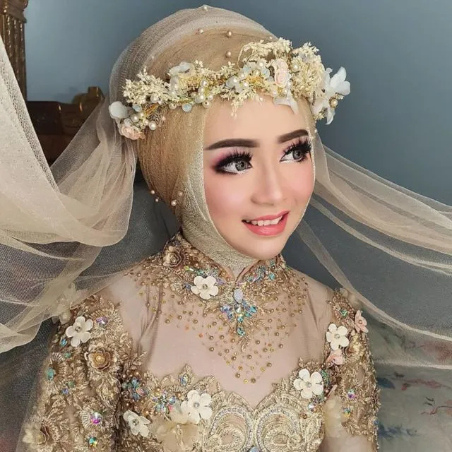 12 Ide Headpiece Cantik untuk Hijab Pernikahan. Dari yang Ekstra sampai yang Elegan! 23