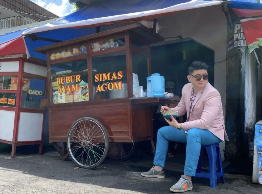 Viral Style Unik Chef Arnold Makan Bubur. Ini Alasan Kamu Nggak Perlu Malu Tampilkan Gayamu 6