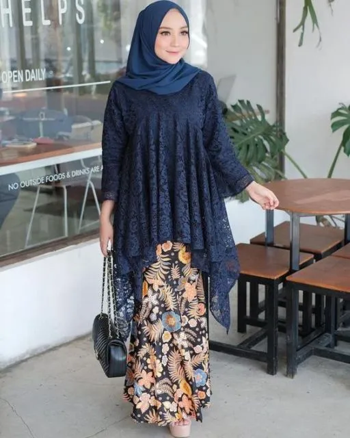 Dari 2019 Hingga Penghujung 2020, Ini 9 Desain Kebaya Biru Tua Paling Unik tapi Manis! 11