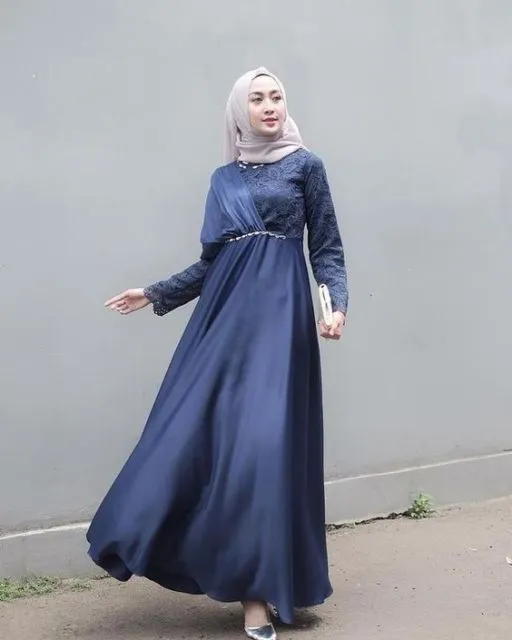 Dari 2019 Hingga Penghujung 2020, Ini 9 Desain Kebaya Biru Tua Paling Unik tapi Manis! 16