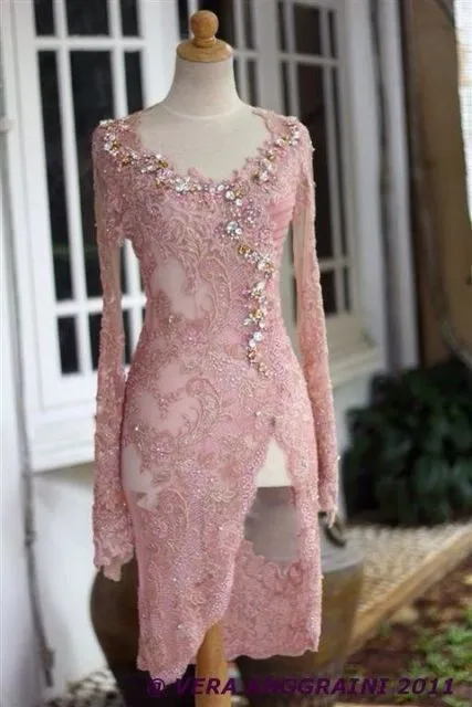 Khusus Buat Pecinta Gaya Feminin, Ini Pesona Kebaya Merah Muda yang Desainnya Elegan! 12