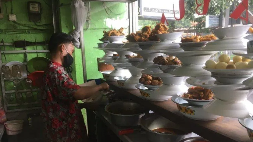 Pesan Air Putih di Warung itu Nggak Salah. Anjuran untuk Tetap Santai Hadapi Pedagang yang Sinis 6