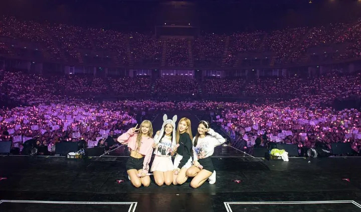 Hal-hal yang Bakal Kamu Rasakan Kalau Pacaran sama Cowok yang Suka K-Pop. Kadang Bikin Cemburu! 8