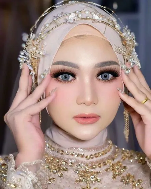 12 Ide Headpiece Cantik untuk Hijab Pernikahan. Dari yang Ekstra sampai yang Elegan! 20
