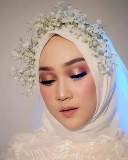 12 Ide Headpiece Cantik untuk Hijab Pernikahan. Dari yang Ekstra sampai yang Elegan! 19