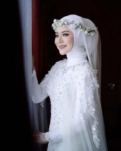 12 Ide Headpiece Cantik untuk Hijab Pernikahan. Dari yang Ekstra sampai yang Elegan! 18