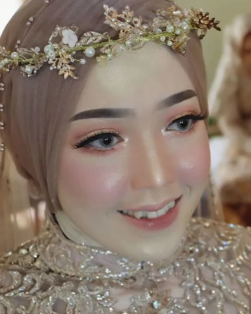 12 Ide Headpiece Cantik untuk Hijab Pernikahan. Dari yang Ekstra sampai yang Elegan! 22