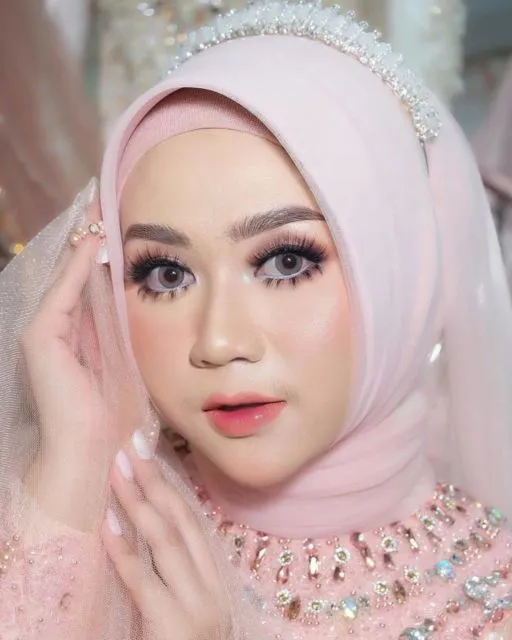 12 Ide Headpiece Cantik untuk Hijab Pernikahan. Dari yang Ekstra sampai yang Elegan! 16
