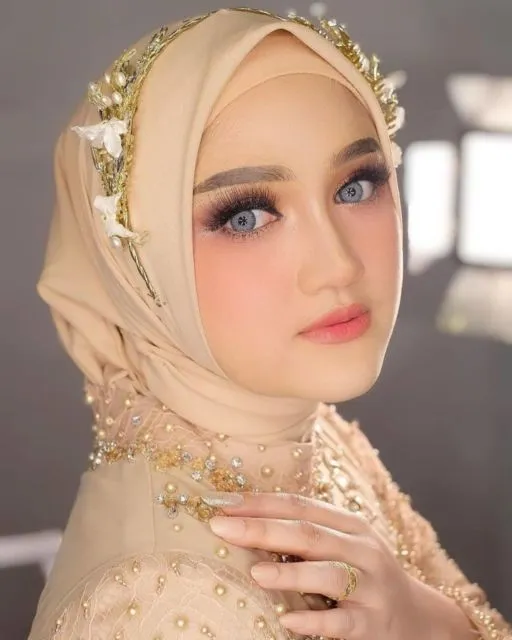 12 Ide Headpiece Cantik untuk Hijab Pernikahan. Dari yang Ekstra sampai yang Elegan! 13