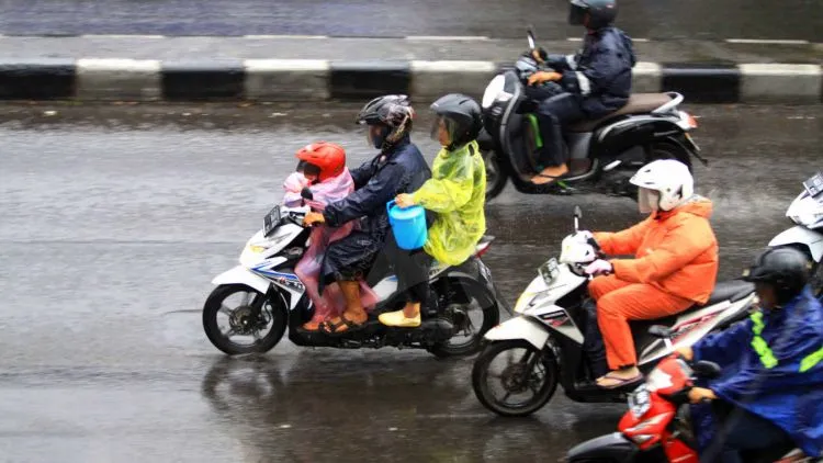 5 Sensasi yang Bakal Dirasakan Saat Menggunakan Jas Hujan Ponco. Nenek Moyangnya Jas Hujan 8