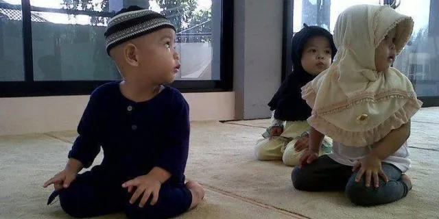 Keisengan Bocah Saat Salat Bareng Temannya di Masjid. Dulu Kamu Begini juga, kan? 6