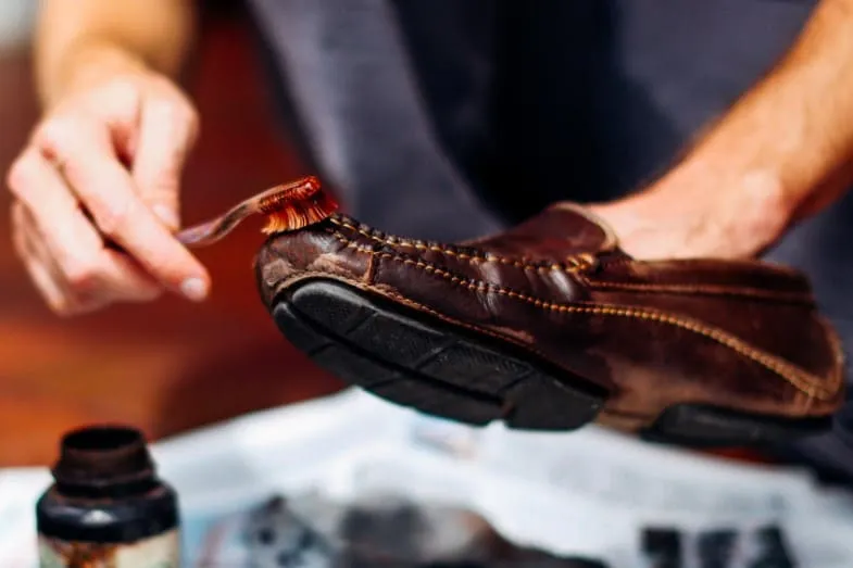7 Tips Merawat Sepatu Kulit Agar Tak Cepat Mengelupas. Awet Tahunan Berkat Gumpalan Kertas 11