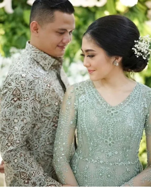 8 Ide Busana Serasi Berwarna Lembut dengan Pasangan. Spesial untuk Momen Lamaran! 10