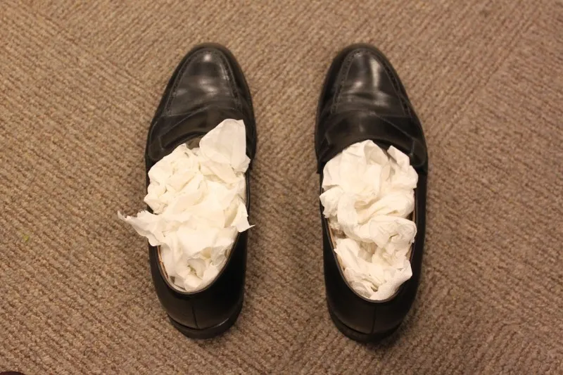 7 Tips Merawat Sepatu Kulit Agar Tak Cepat Mengelupas. Awet Tahunan Berkat Gumpalan Kertas 10