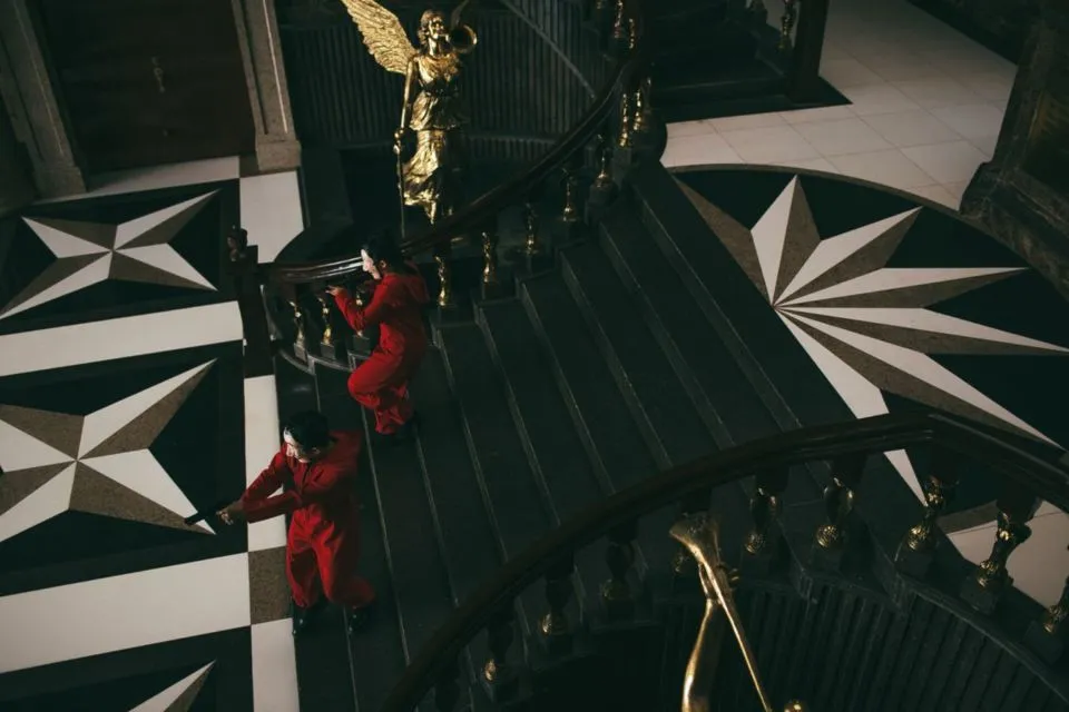 14 Potret Pre-wedding Unik dengan Tema Serial 'Money Heist'. Keren Total, Mirip Adegan Aslinya! 19