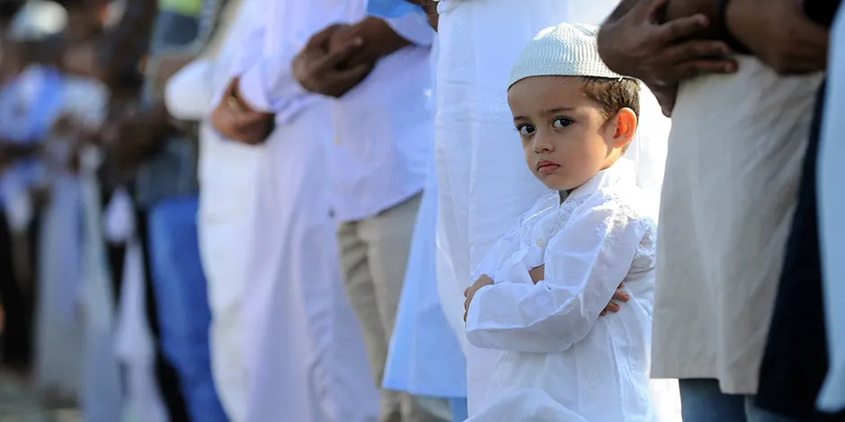 Keisengan Bocah Saat Salat Bareng Temannya di Masjid. Dulu Kamu Begini juga, kan? 8