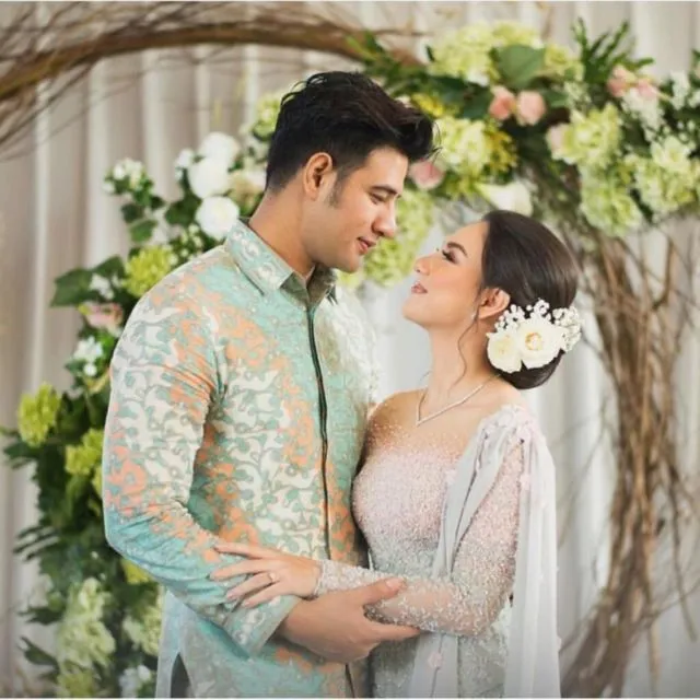 8 Ide Busana Serasi Berwarna Lembut dengan Pasangan. Spesial untuk Momen Lamaran! 13