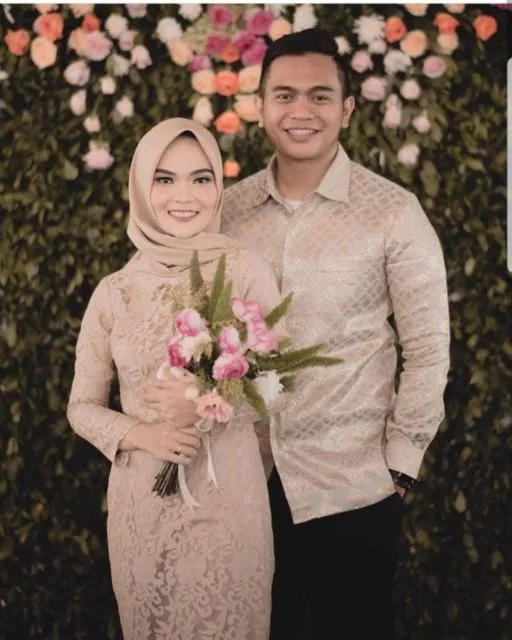 8 Ide Busana Serasi Berwarna Lembut dengan Pasangan. Spesial untuk Momen Lamaran! 16