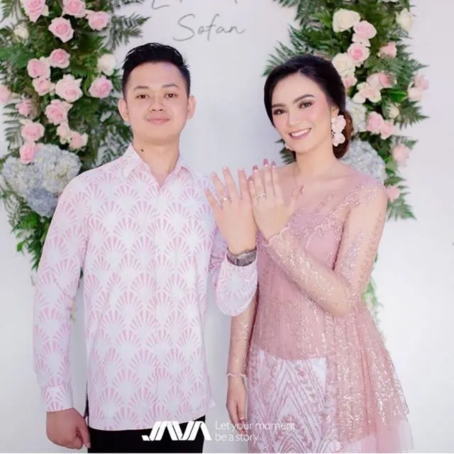 8 Ide Busana Serasi Berwarna Lembut dengan Pasangan. Spesial untuk Momen Lamaran! 9