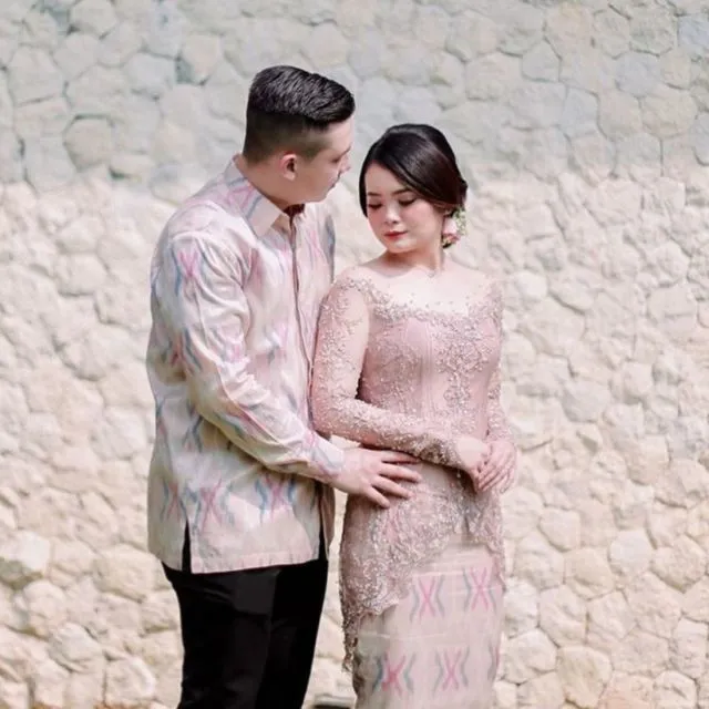 8 Ide Busana Serasi Berwarna Lembut dengan Pasangan. Spesial untuk Momen Lamaran! 15
