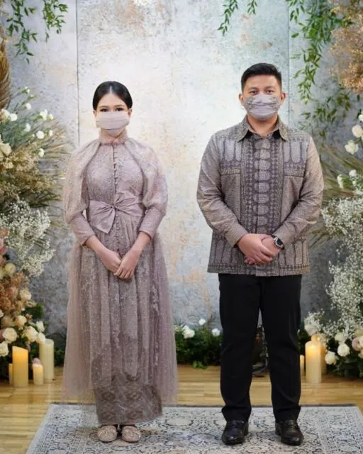 8 Ide Busana Serasi Berwarna Lembut dengan Pasangan. Spesial untuk Momen Lamaran! 11