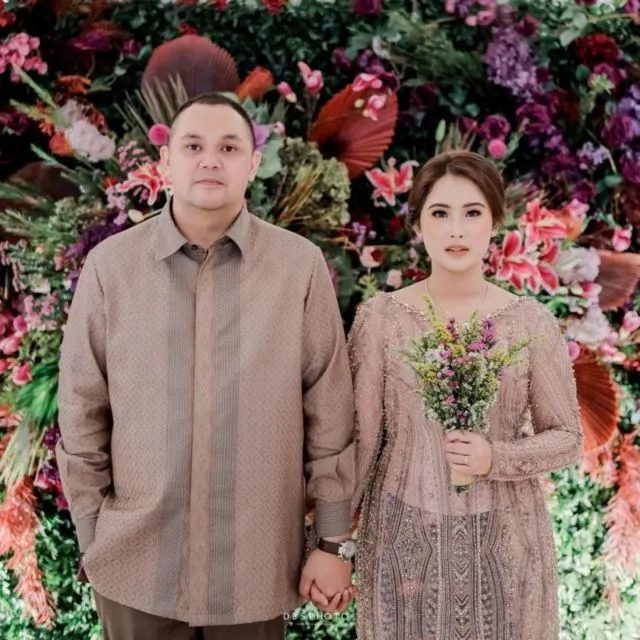 8 Ide Busana Serasi Berwarna Lembut dengan Pasangan. Spesial untuk Momen Lamaran! 14