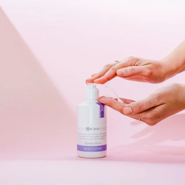6 Cara Pakai Body Lotion yang Bikin Manfaatnya Jadi Percuma. Kulitmu Tetap Kusam-kusam Aja 7