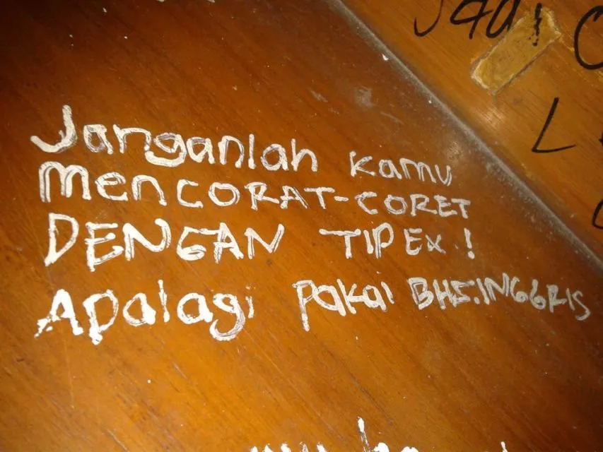5 Jenis Coretan di Meja Kelas yang Selalu Ada di Masa Sekolah. Udah Kayak Buku Catatan 9