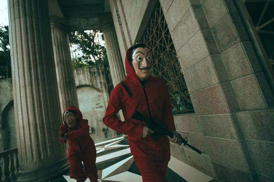 14 Potret Pre-wedding Unik dengan Tema Serial 'Money Heist'. Keren Total, Mirip Adegan Aslinya! 25
