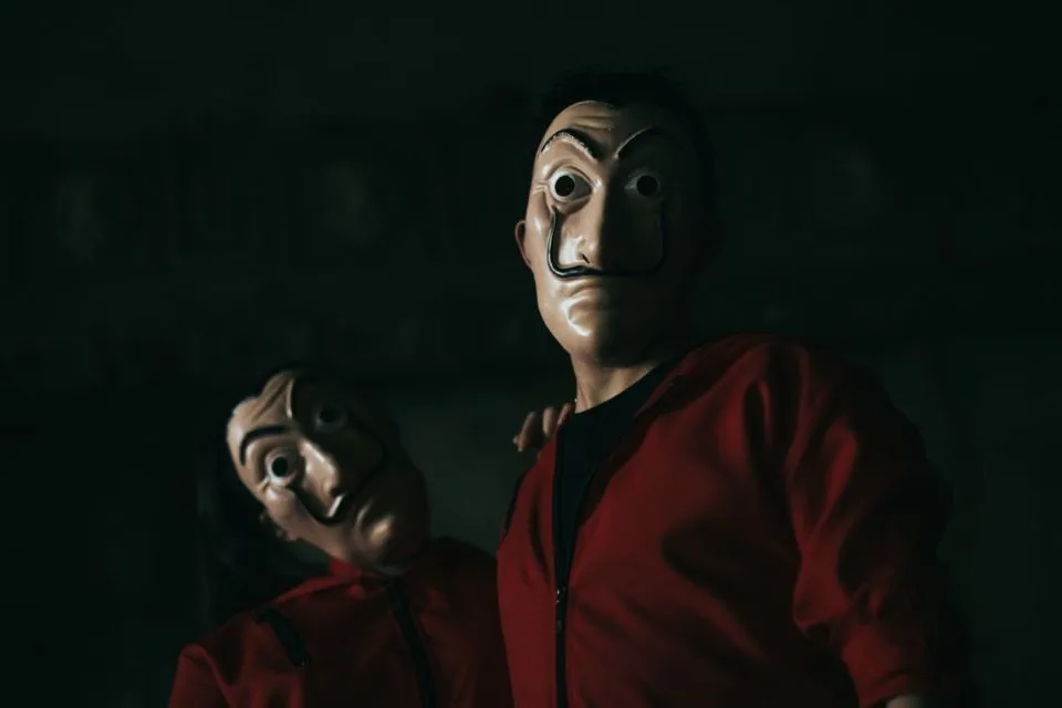 14 Potret Pre-wedding Unik dengan Tema Serial 'Money Heist'. Keren Total, Mirip Adegan Aslinya! 17