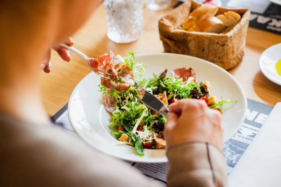 7 Cara Diet Alami Minim Effort yang Nggak Ngoyo. Tanpa Terasa, Bobotmu Sudah Turun Dua Kilo 10