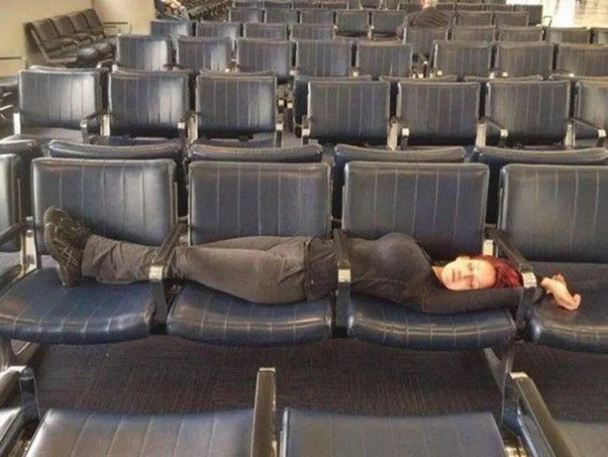 11 Kelakuan Kocak Orang-Orang di Bandara. Mereka ini Lagi Gabut Banget Apa Gimana sih? 13