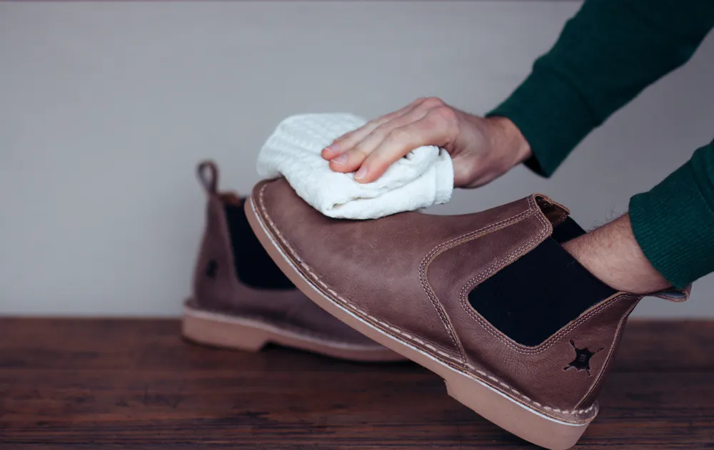 7 Tips Merawat Sepatu Kulit Agar Tak Cepat Mengelupas. Awet Tahunan Berkat Gumpalan Kertas 9